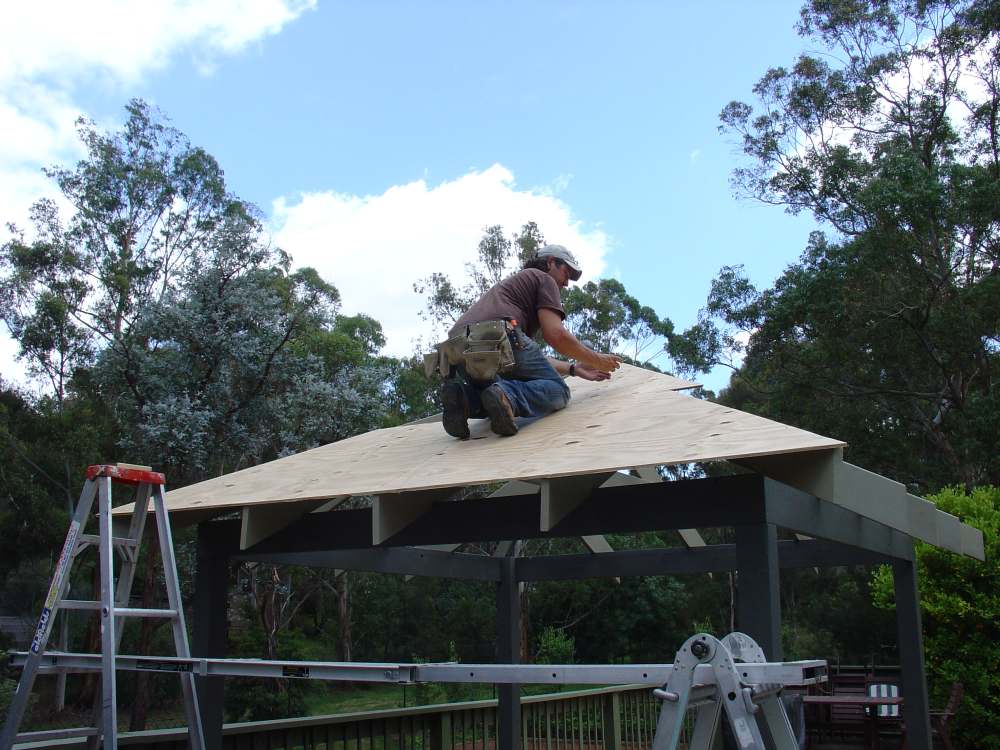 Plywood sheets placed with 2-3mm expansion gap on short ends