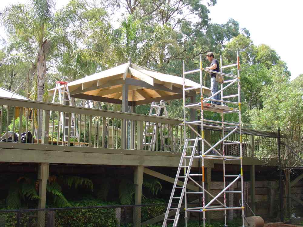Safe scaffolding setup for working at heights on gazebo roof